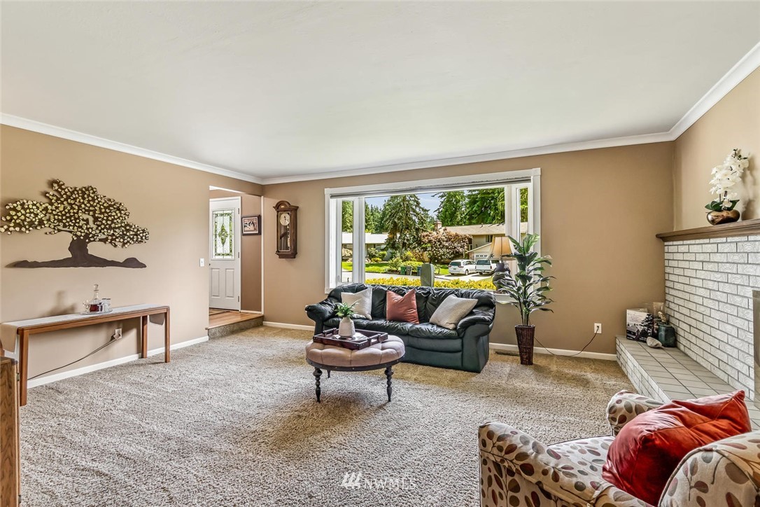 11812 Northeast 157th Street Bothell, WA 98011 - Photo 4 of 25 a living room with furniture and a window