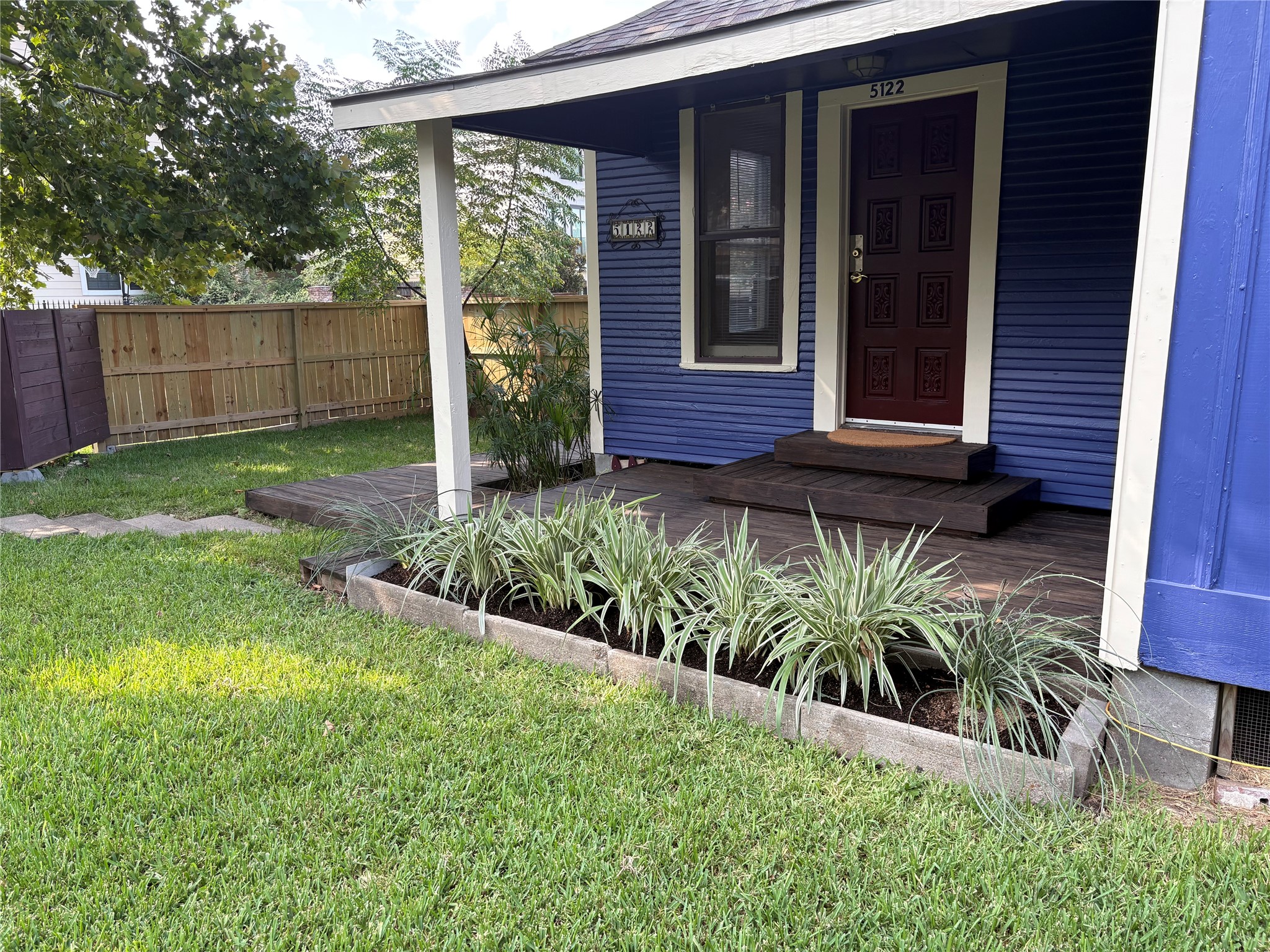 5122 Larkin Street Houston, TX 77007 - Photo 28 of 28 This closeup of the front porch shows the newly placed plants that finish it out.