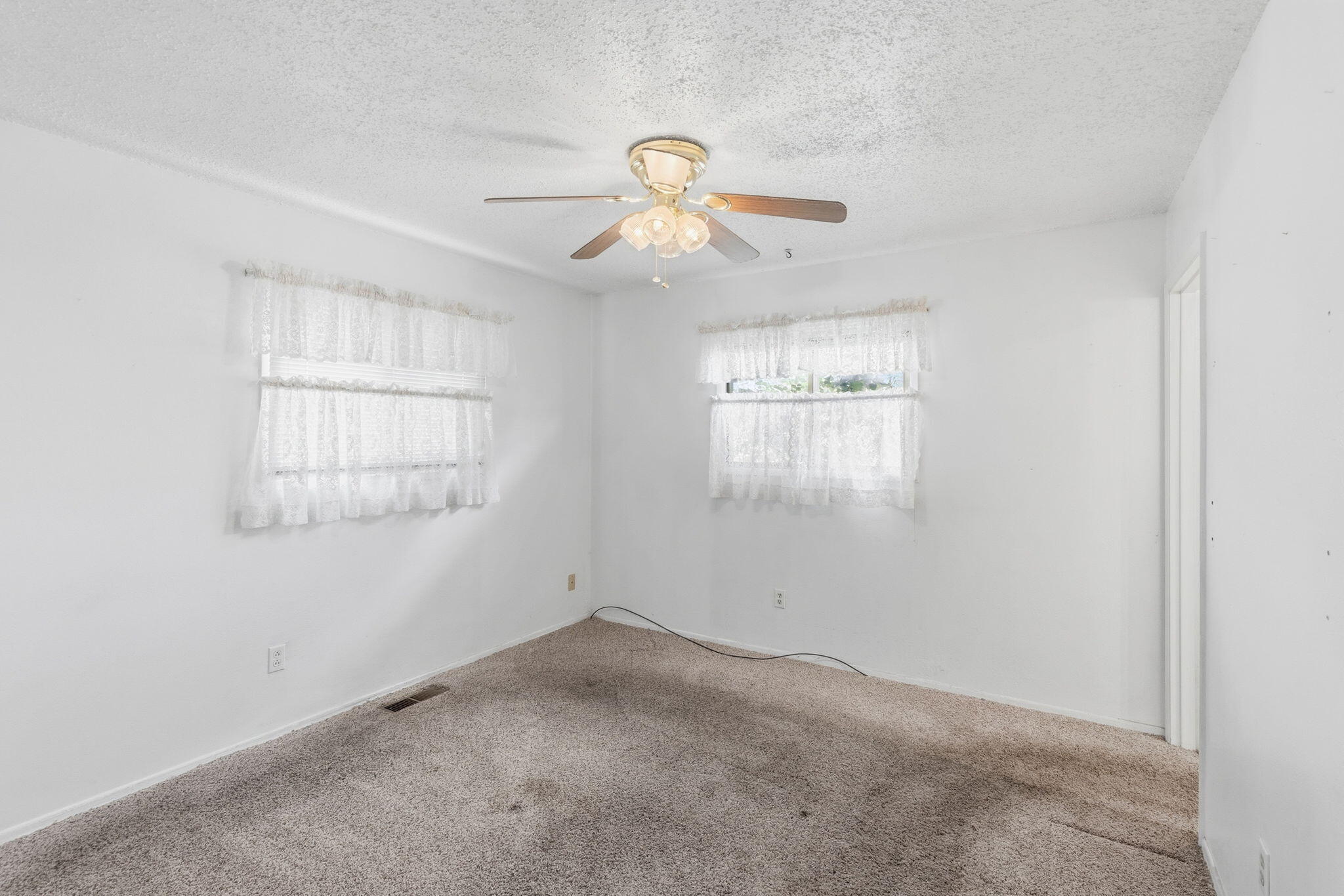 207 Holiday Lane Central Point, OR 97502 - Photo 11 of 38 Primary Bedroom