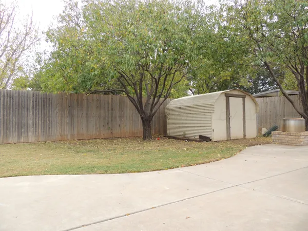 a view of a backyard