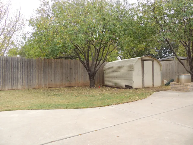 a view of a backyard