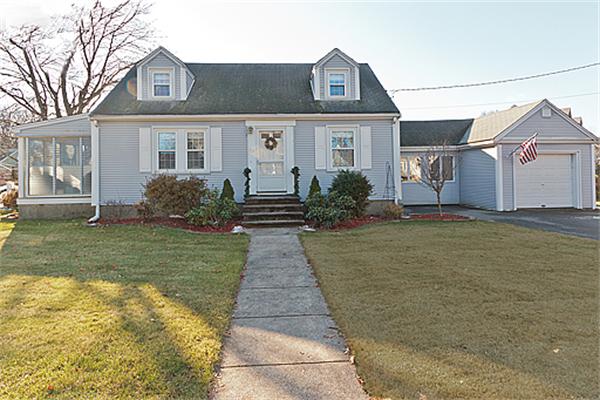32 Mayflower Road Woburn, MA 01801 - Photo 1 of 30 Gallery Image 1