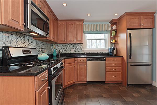 32 Mayflower Road Woburn, MA 01801 - Photo 5 of 30 Gallery Image 5