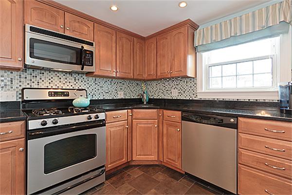 32 Mayflower Road Woburn, MA 01801 - Photo 6 of 30 Gallery Image 6