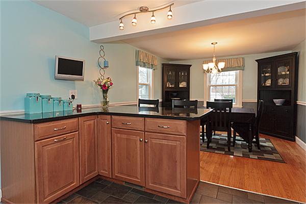 32 Mayflower Road Woburn, MA 01801 - Photo 7 of 30 Gallery Image 7