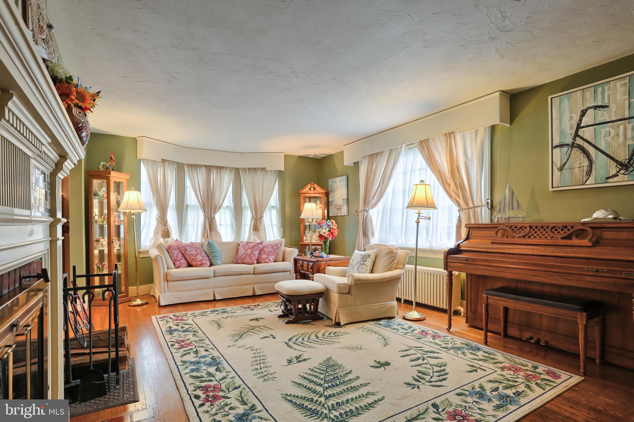Living room (view 2)
