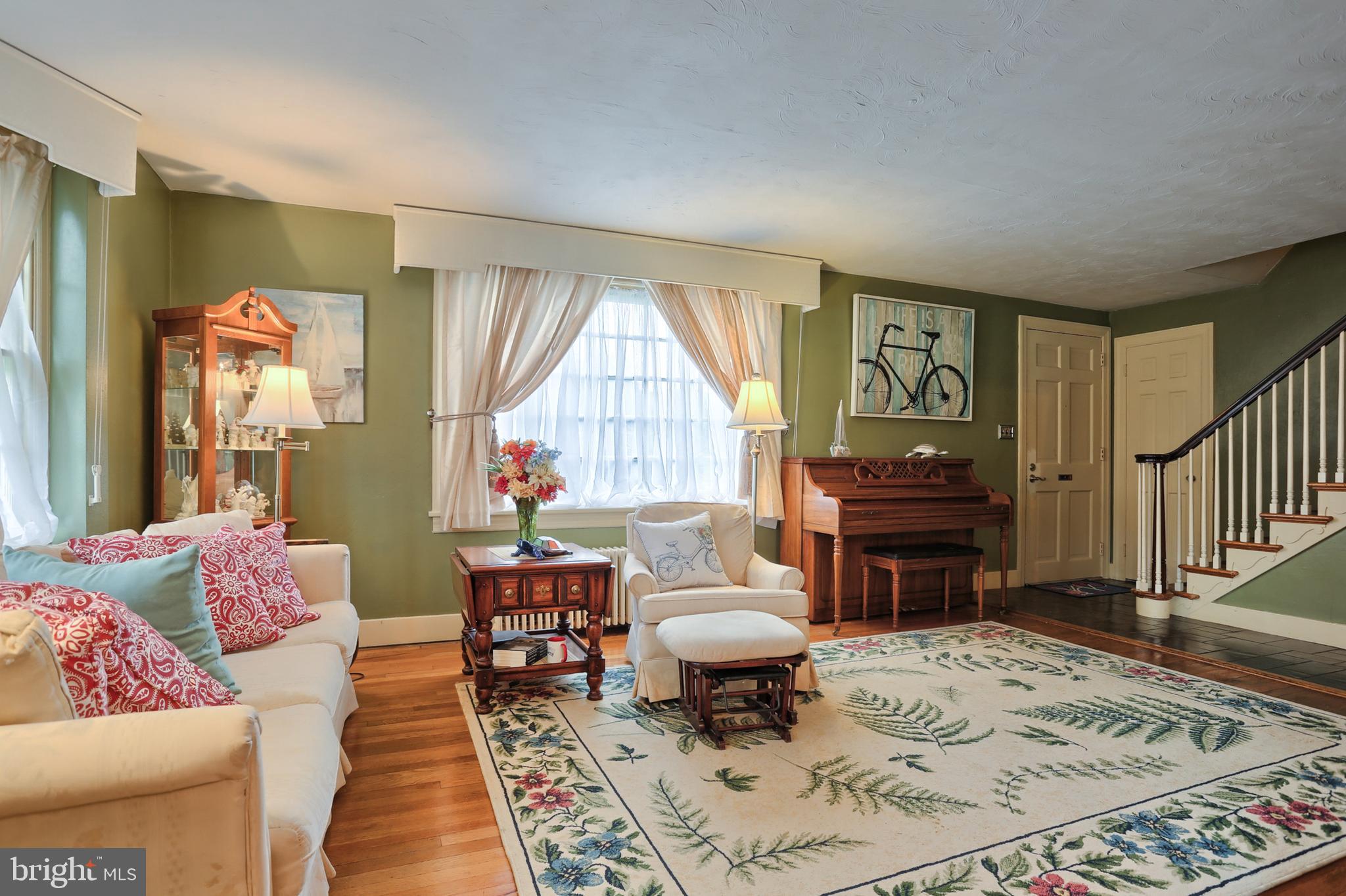 Living room (view 3)