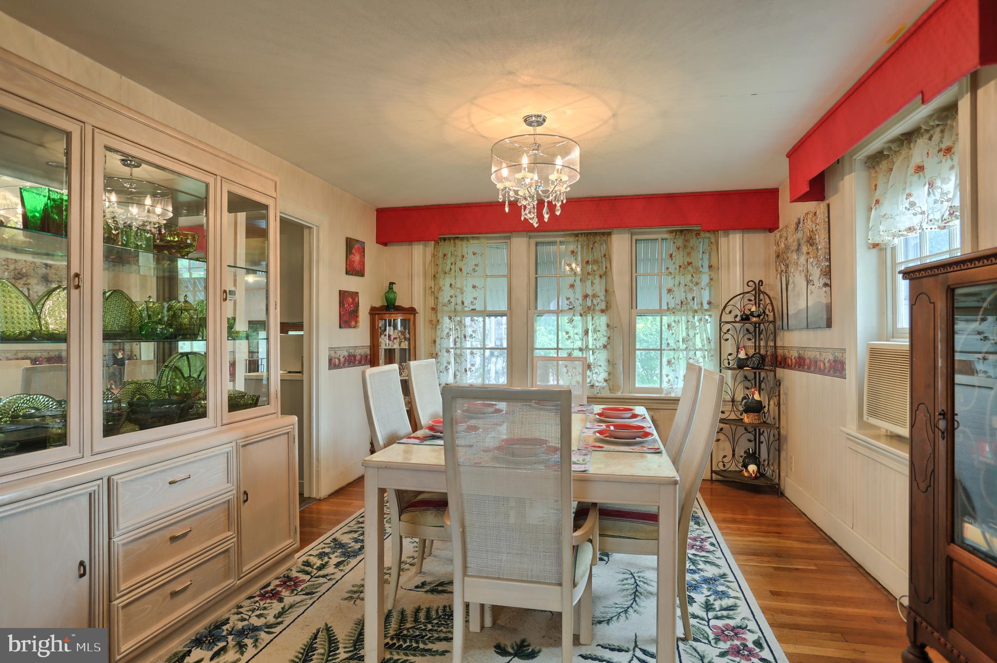 Dining room (view 1)