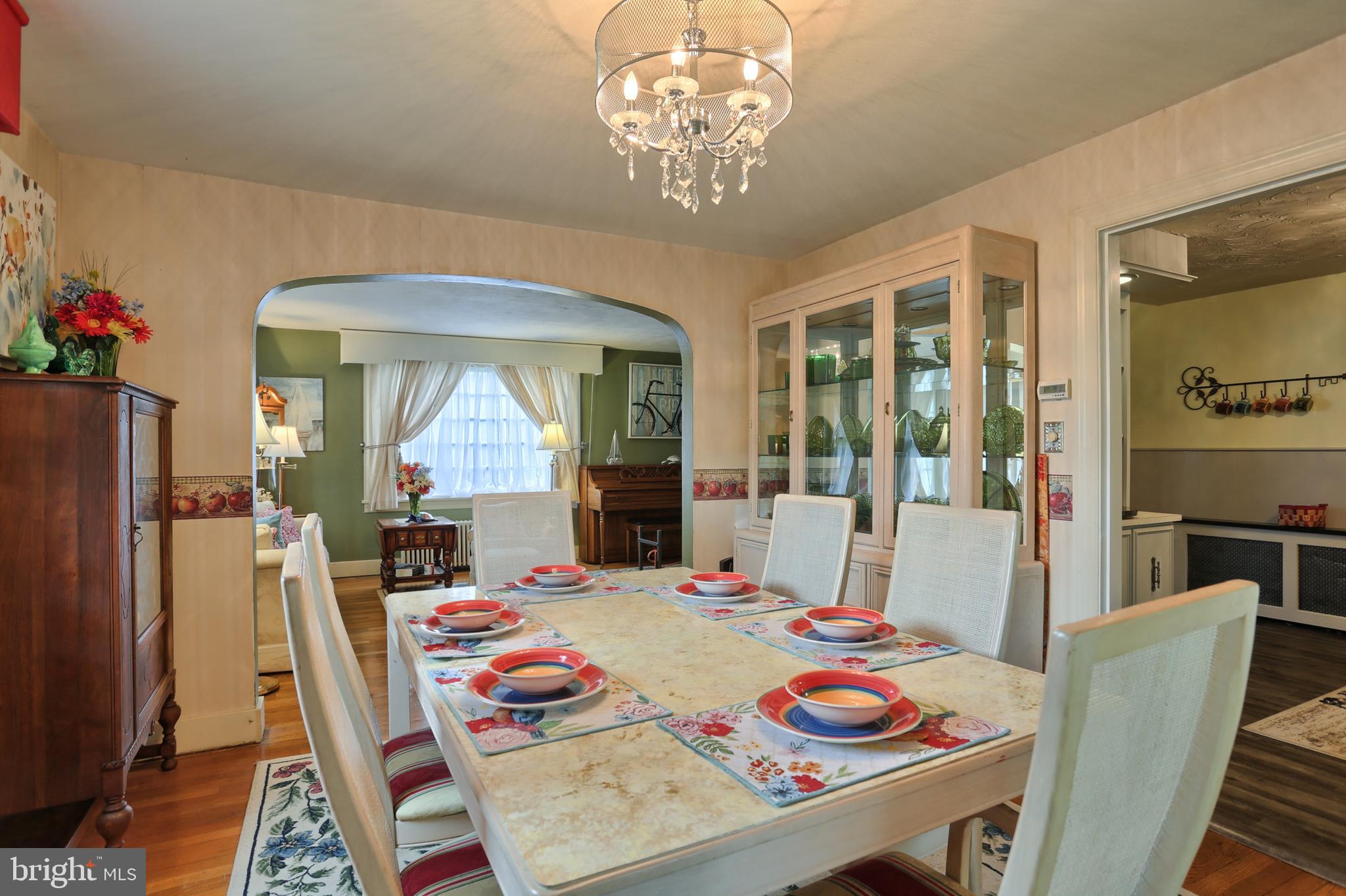 Dining room (view 2)