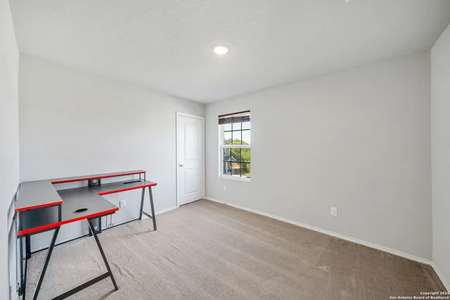 a view of livingroom with furniture