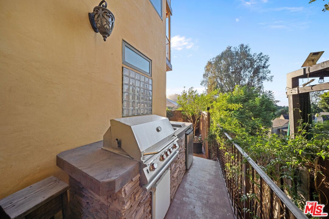 7223 Sycamore Trail Los Angeles, CA 90068 - Photo 50 of 62 a terrace view