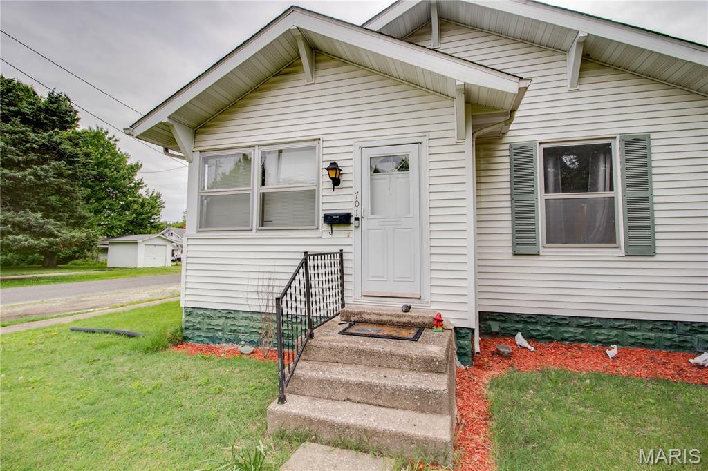 701 East Chestnut Street Gillespie, IL 62033 - Photo 4 of 41