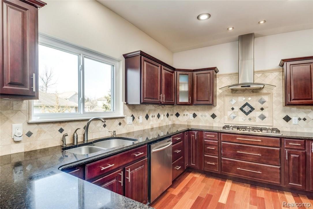3215 Silverbrook Drive Rochester, MI 48306 - Photo 10 of 40 Kitchen