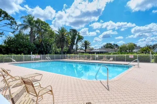 $2,400 | 4062 Westbourne Circle, Sarasota, FL 34238