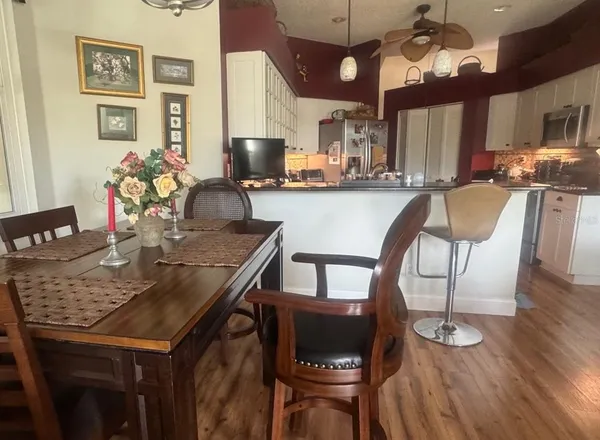 $2,400 | 4062 Westbourne Circle, Sarasota, FL 34238