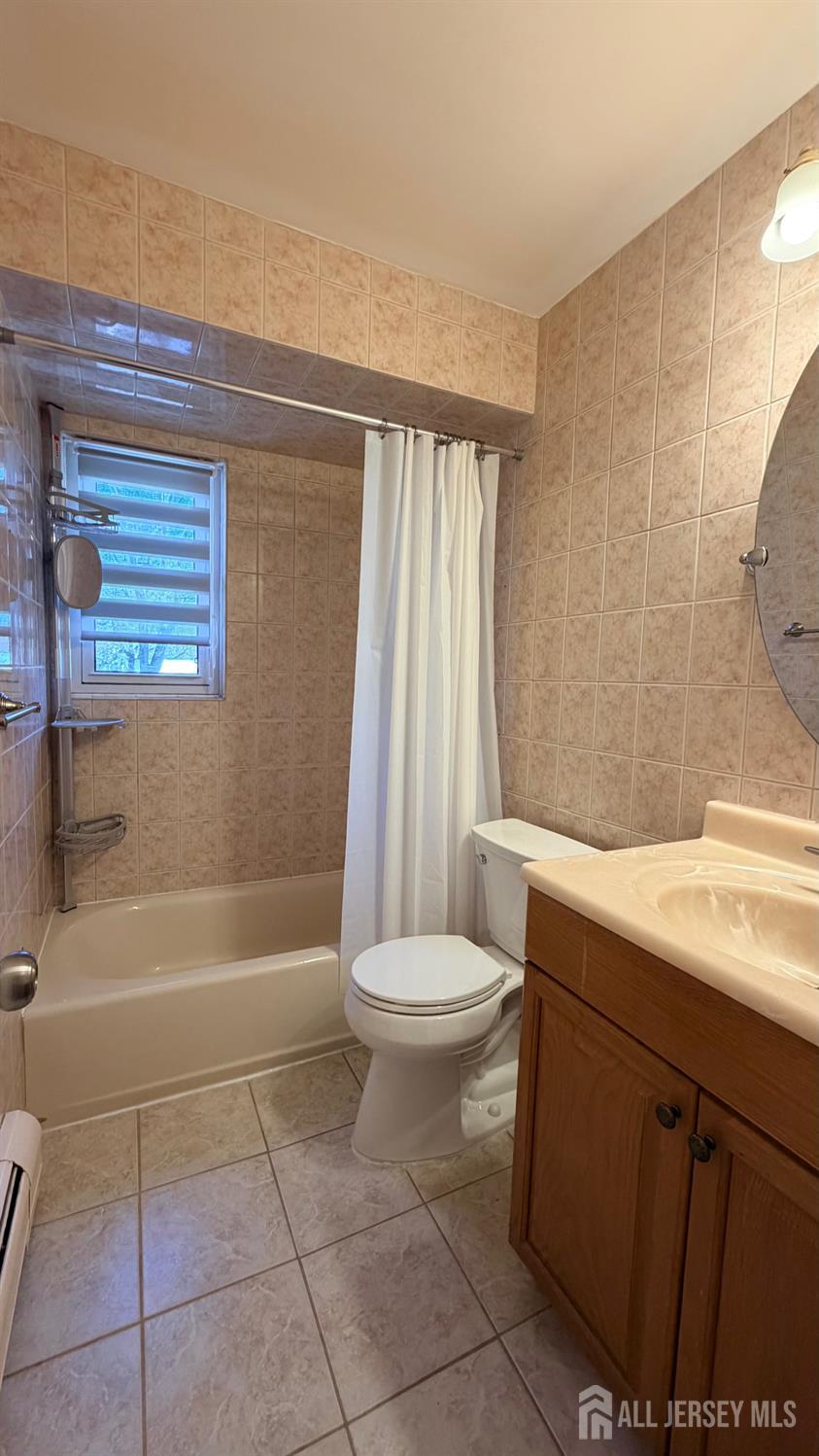 363 Cranbury Road, Unit D16 East Brunswick, NJ 08816 - Photo 11 of 32 a bathroom with a sink a toilet and bathtub