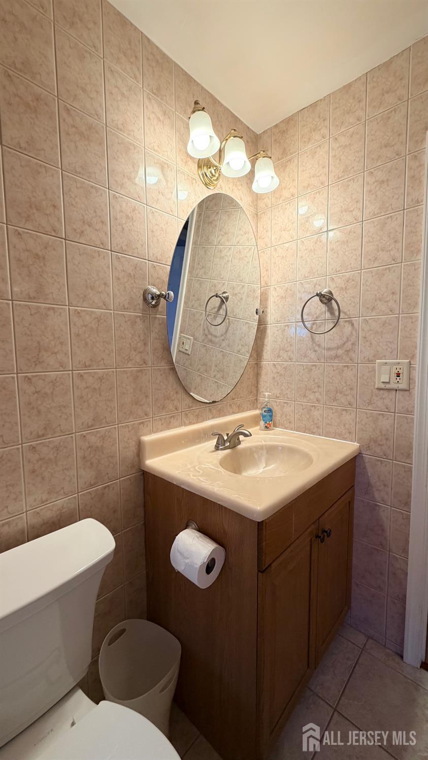 363 Cranbury Road, Unit D16 East Brunswick, NJ 08816 - Photo 12 of 32 a bathroom with a sink mirror toilet and bathtub