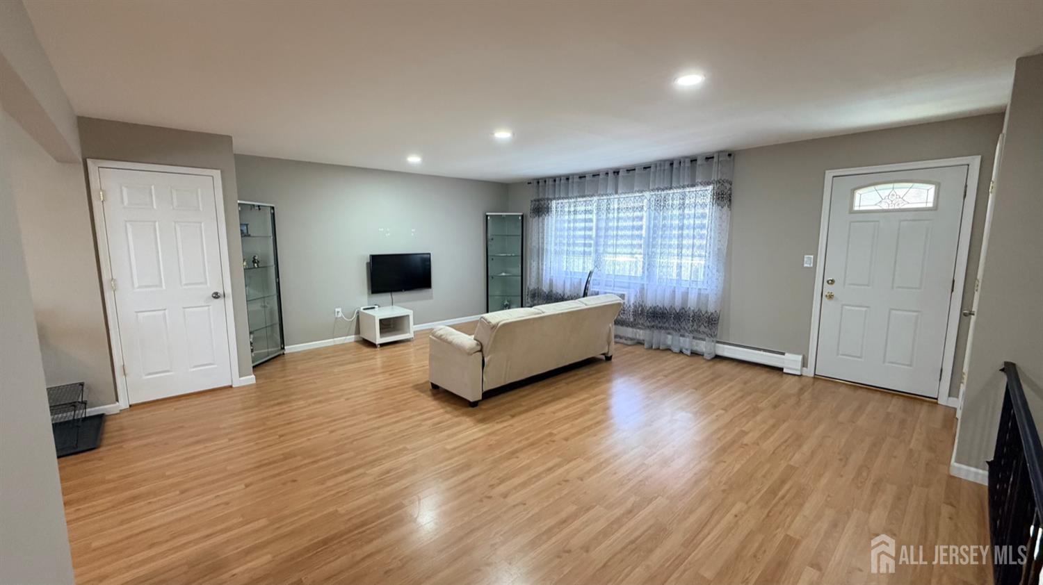 363 Cranbury Road, Unit D16 East Brunswick, NJ 08816 - Photo 4 of 32 a living room with couch tv and a window