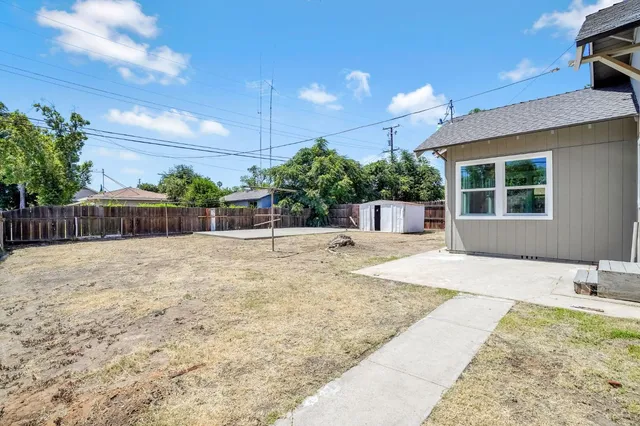 a view of an house with backyard and plants