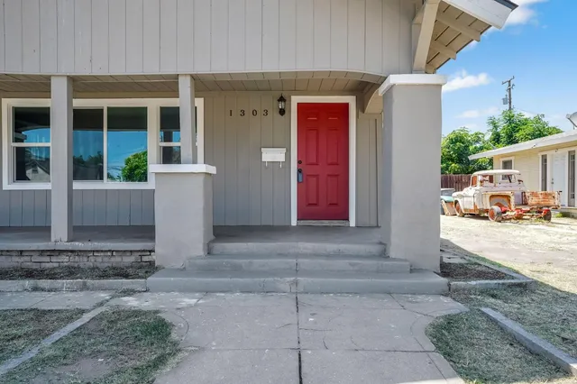 a view of a house with garage