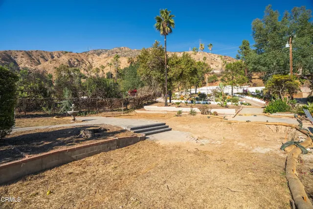 a view of a yard with a house