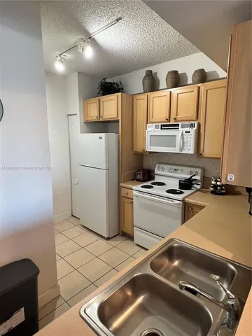 $2,650 | 6001 Southwest 70th Street, Unit 503, South Miami, FL 33143