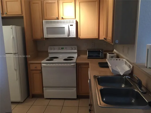 $2,650 | 6001 Southwest 70th Street, Unit 503, South Miami, FL 33143