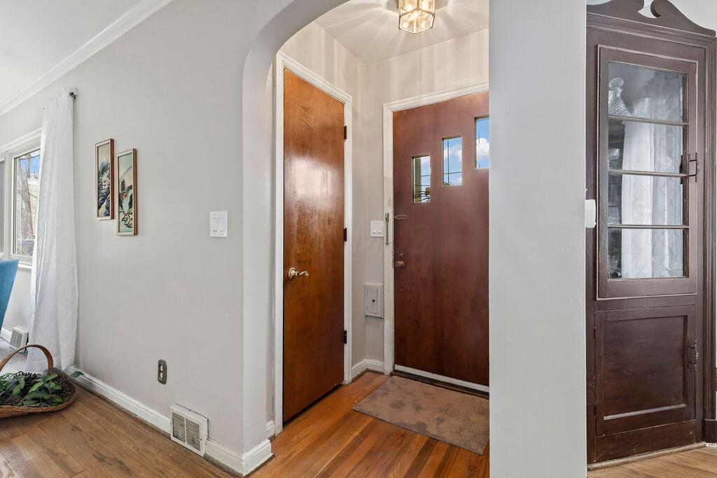 2584 Chester Road Columbus, OH 43221 - Photo 4 of 49 Charming front entryway