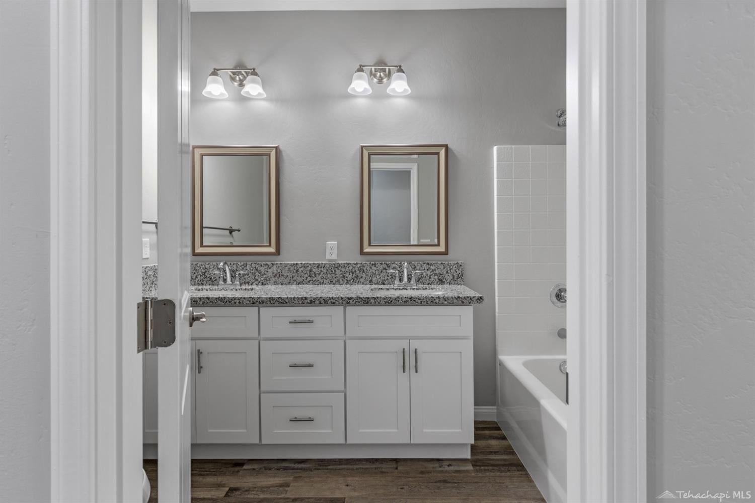 22700 Mariposa Road Tehachapi, CA 93561 - Photo 13 of 42 hall full bath/dual sinks