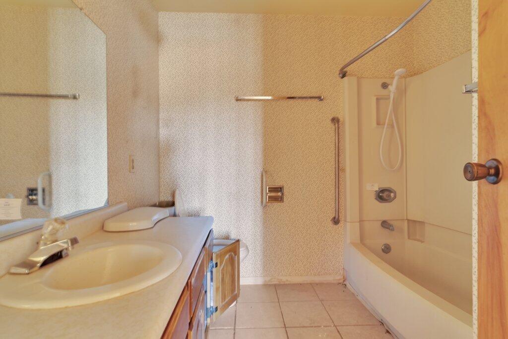 925 Inca Trail Yucca Valley, CA 92284 - Photo 18 of 31 a bathroom with a tub a sink and mirror