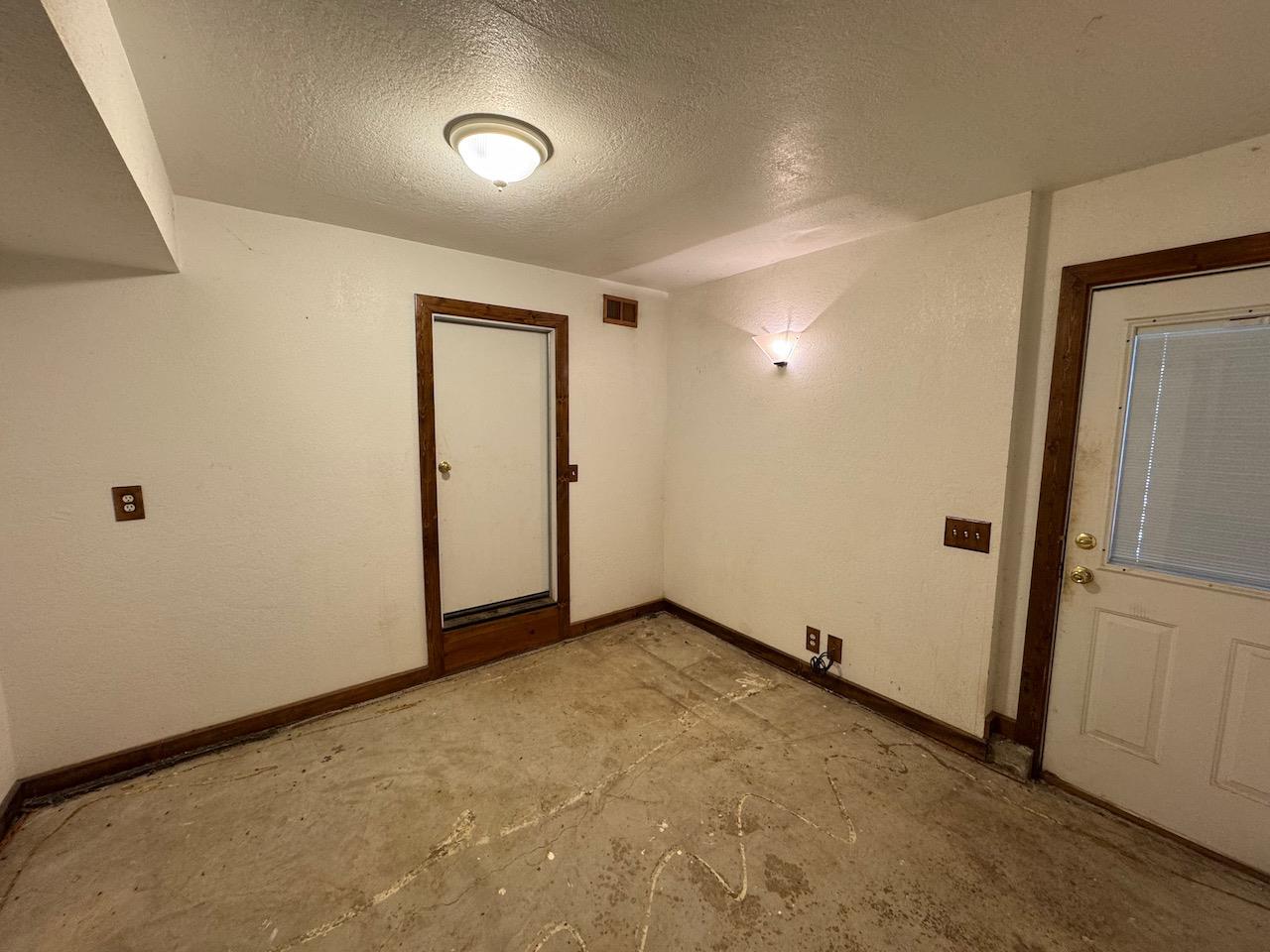 14950 Clinton Road Jackson, CA 95642 - Photo 32 of 50 an empty room with closet and mirror