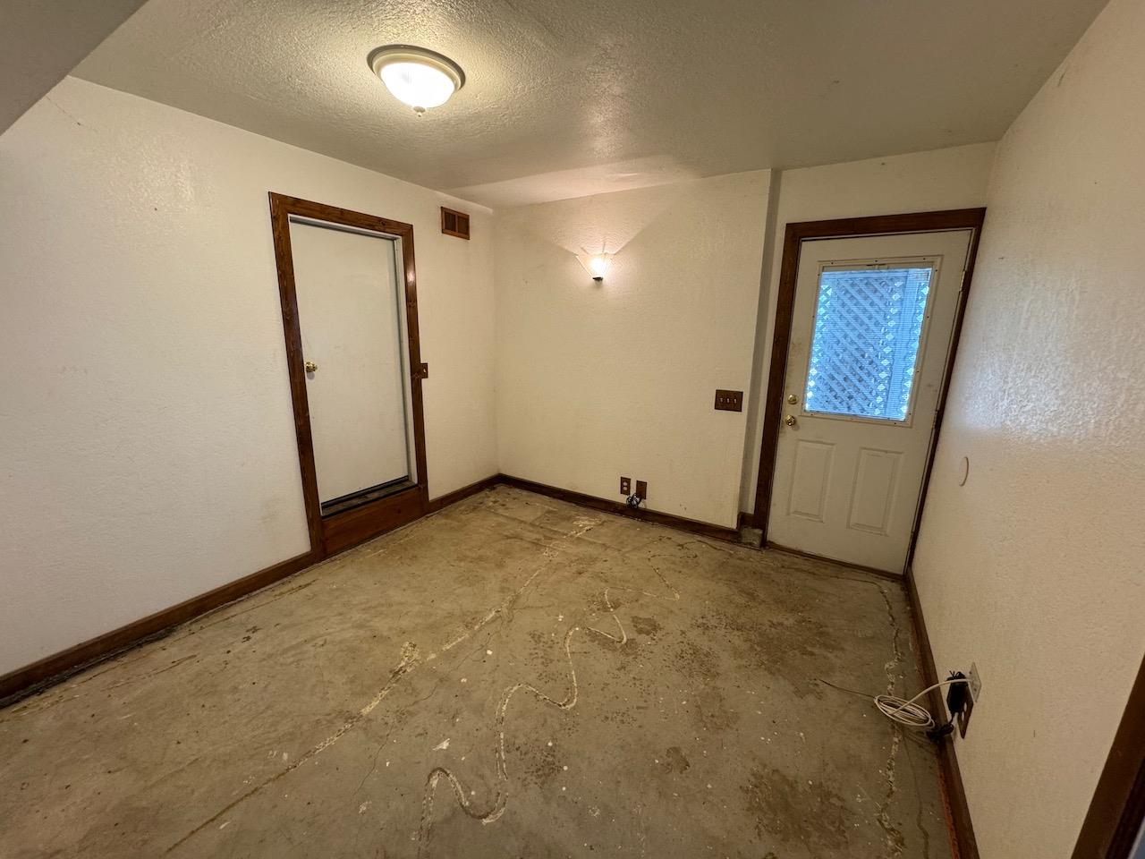 14950 Clinton Road Jackson, CA 95642 - Photo 35 of 50 an empty room with mirror