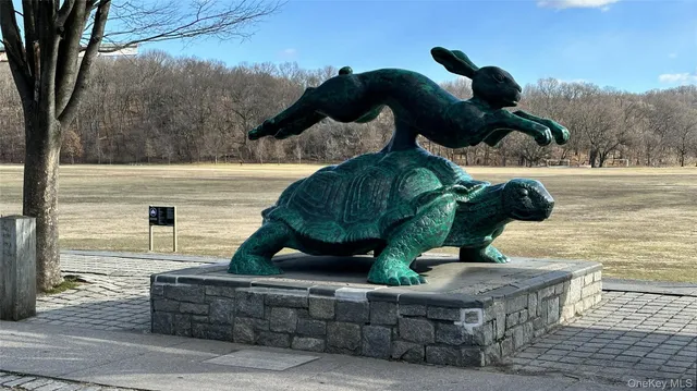 a view of entryway and garden