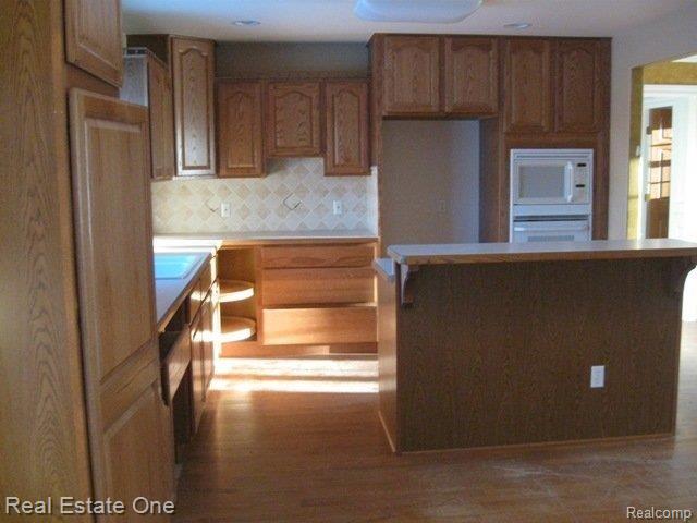 8169 Bergin Road Howell, MI 48843 - Photo 11 of 25 Large Oak Kitchen
