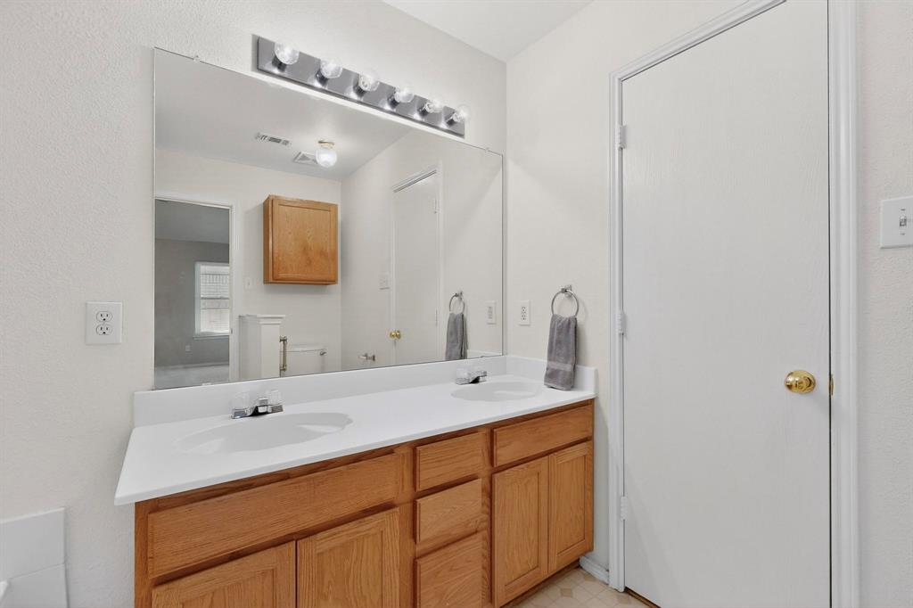 1025 Caleb Street Burleson, TX 76028 - Photo 20 of 38 Primary bathroom