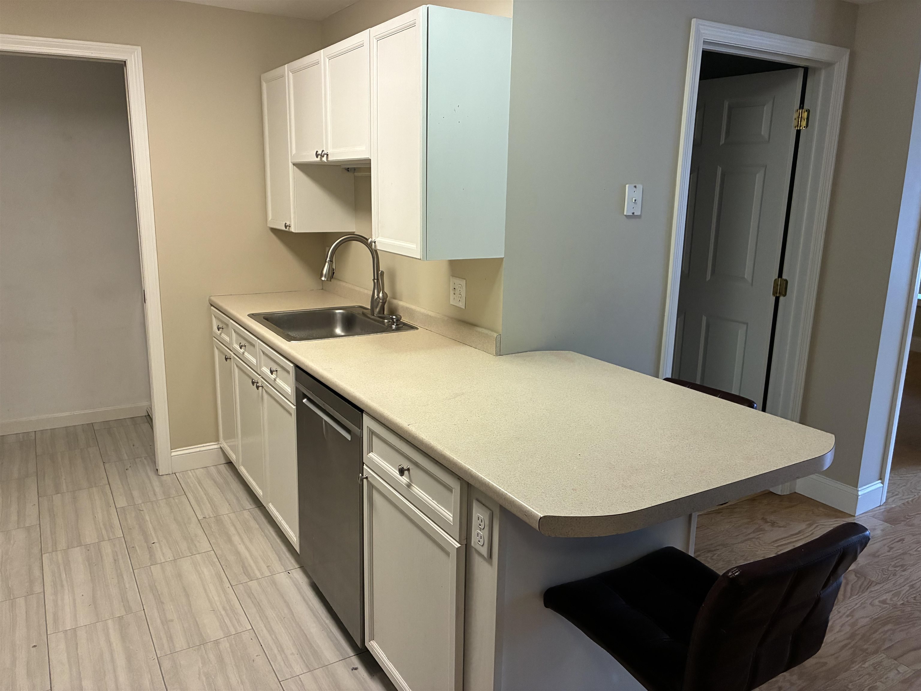 14 Crestview Circle, Unit 160 Londonderry, NH 03053 - Photo 3 of 11