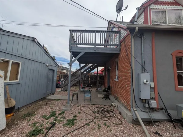 a view of a house with backyard and porch