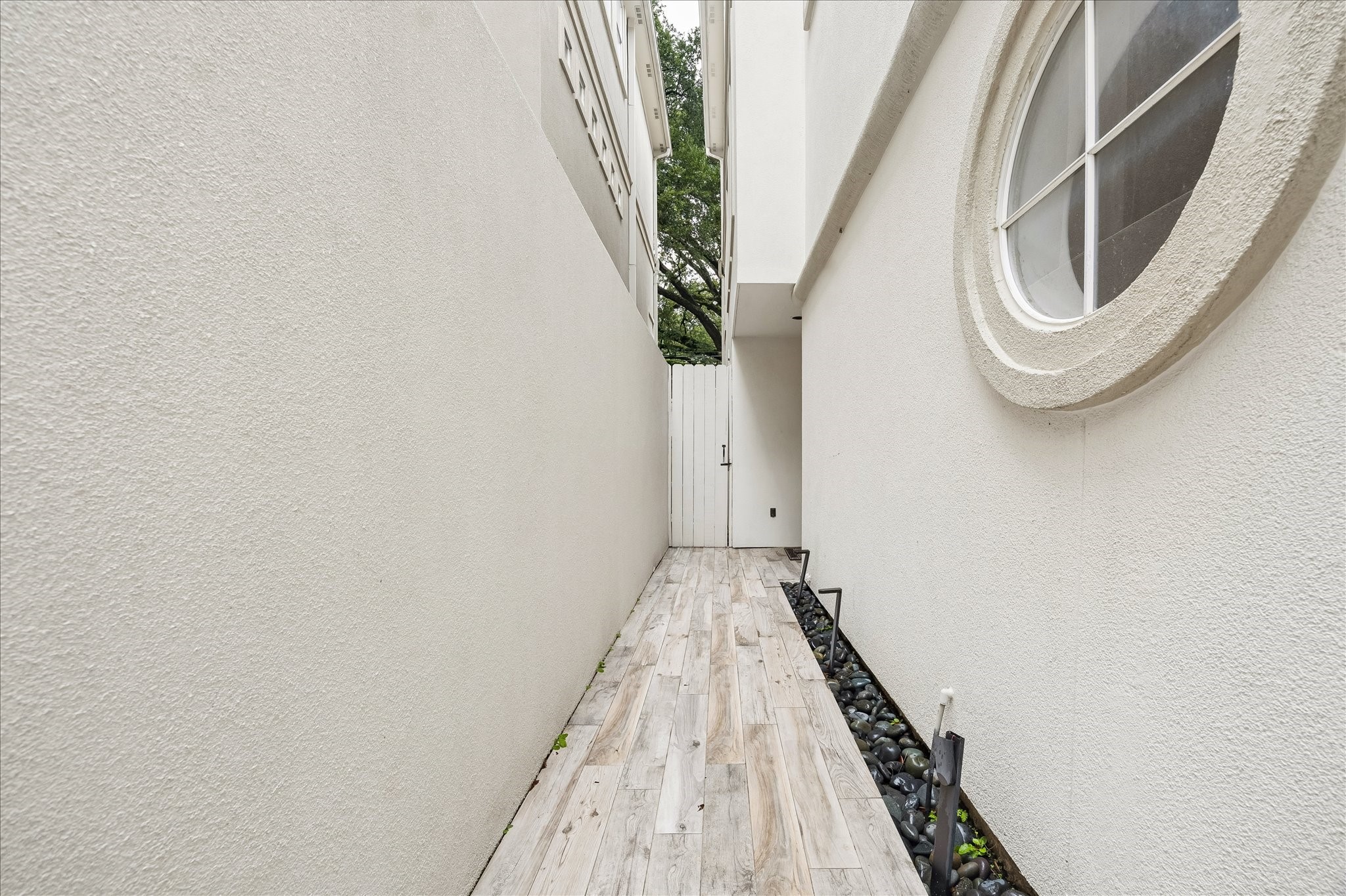 6406 Rodrigo Street, Unit B Houston, TX 77007 - Photo 2 of 27 Nice entryway to the front door.