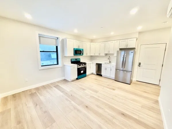 $2,400 | 220 Winthrop Street, Unit 302, Winthrop, MA 02152