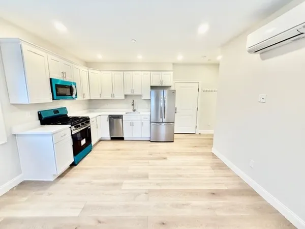 $2,400 | 220 Winthrop Street, Unit 302, Winthrop, MA 02152