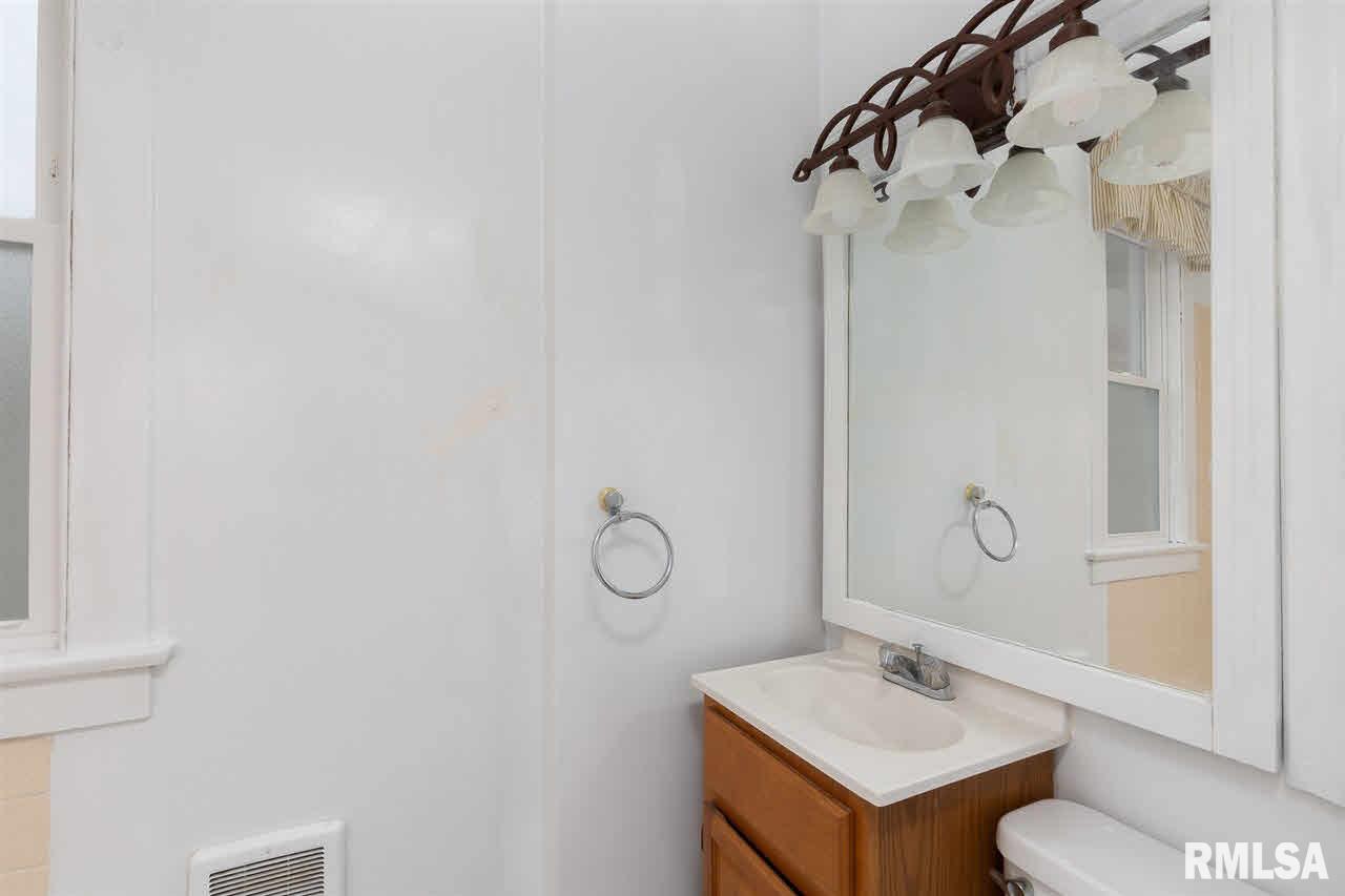 709 3rd Street Moline, IL 61265 - Photo 6 of 23 Gallery Image 6