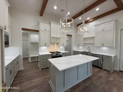 $423,900 | 102 Lakes Edge Drive, Broussard, LA 70518