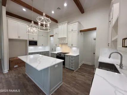 $423,900 | 102 Lakes Edge Drive, Broussard, LA 70518