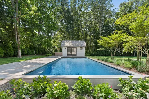 a view of a back yard