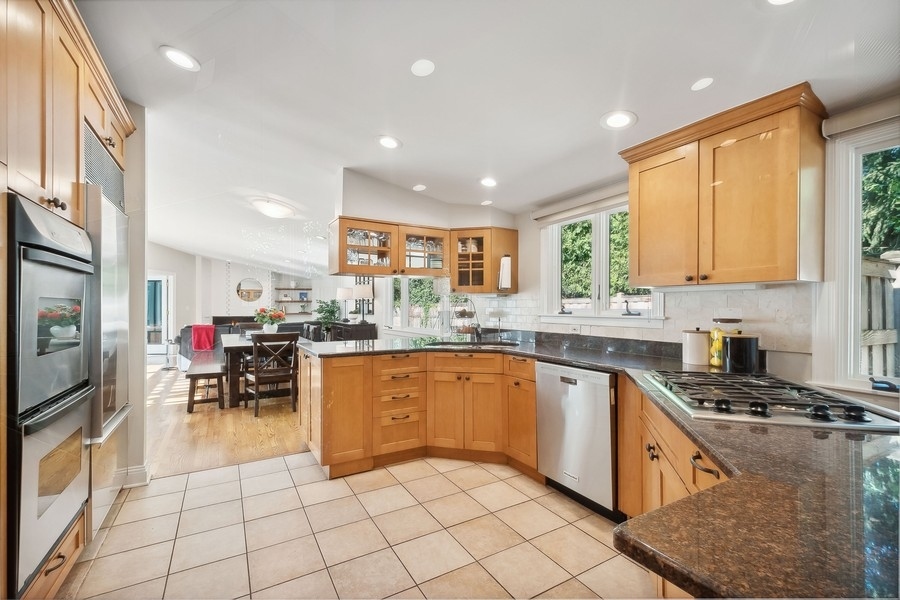 939 Illinois Road Wilmette, IL 60091 - Photo 7 of 39