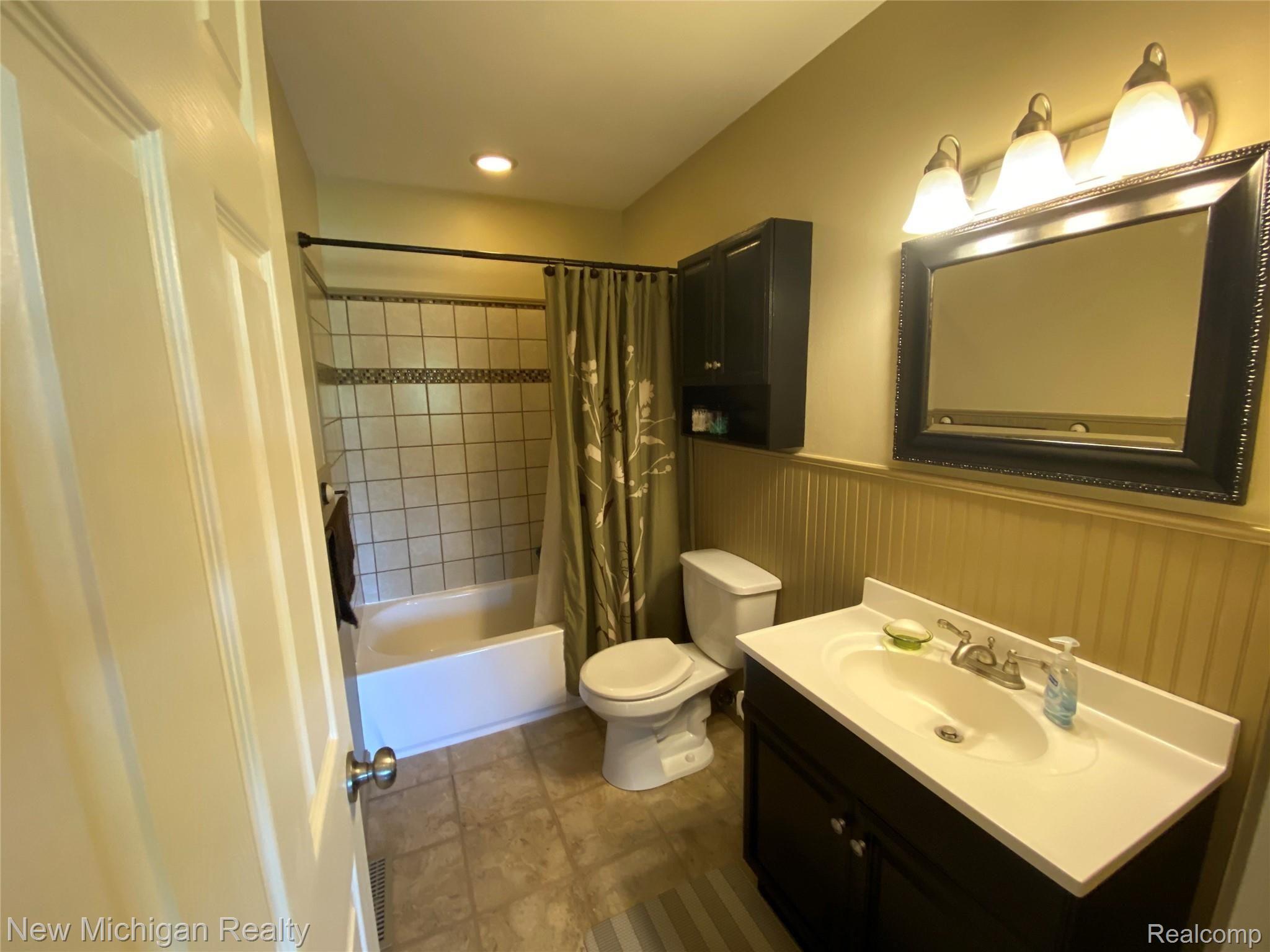 7201 Baldwin Road Swartz Creek, MI 48473 - Photo 9 of 23 09 Full Bathroom.jpeg