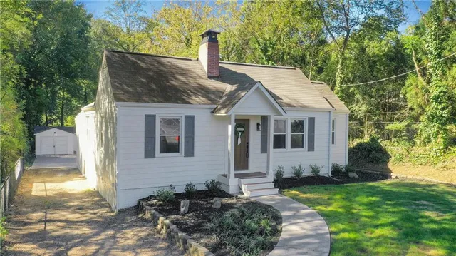 a view of a house with a yard