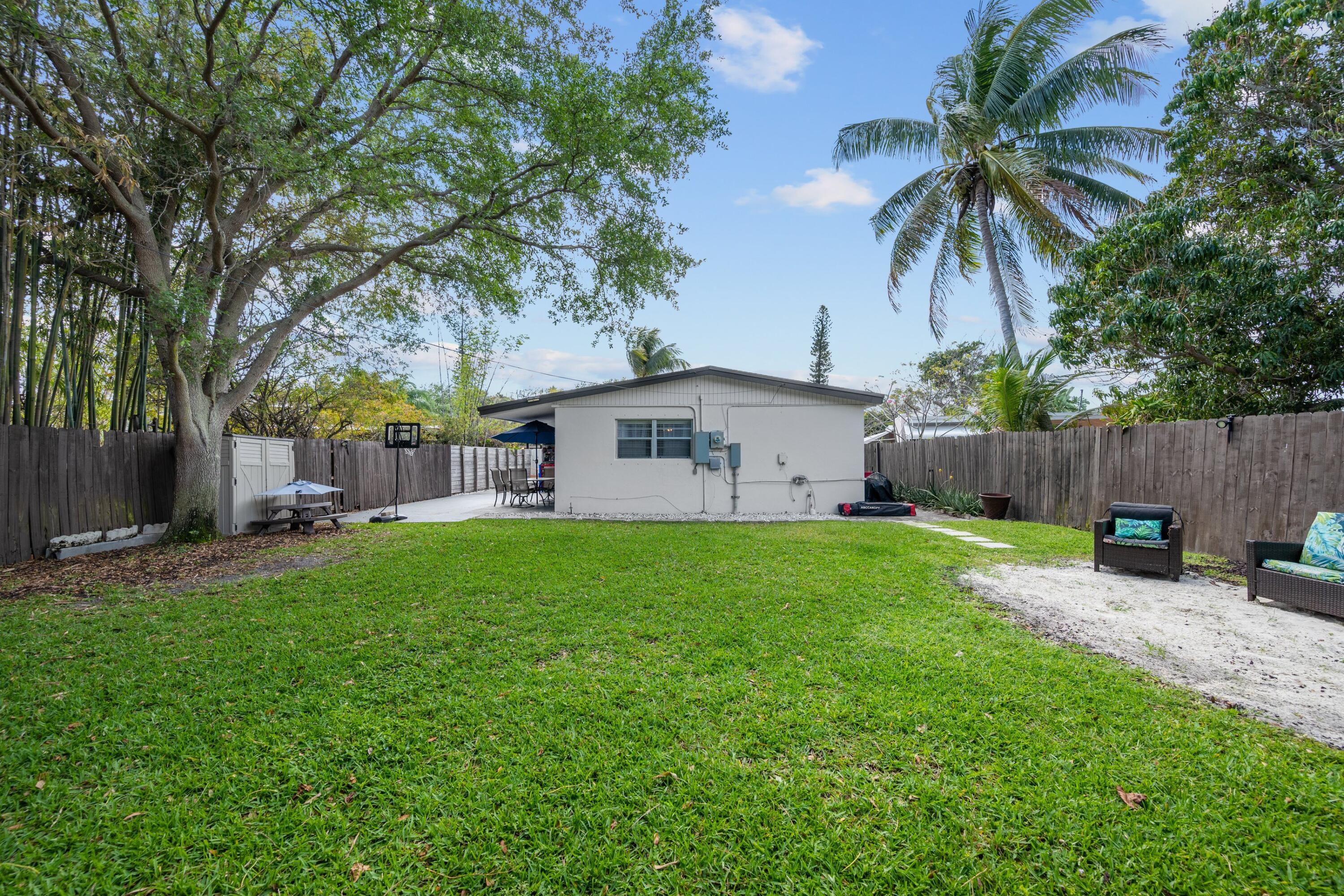 409 Manchester Street Boca Raton, FL 33487 - Photo 16 of 32 Backyard