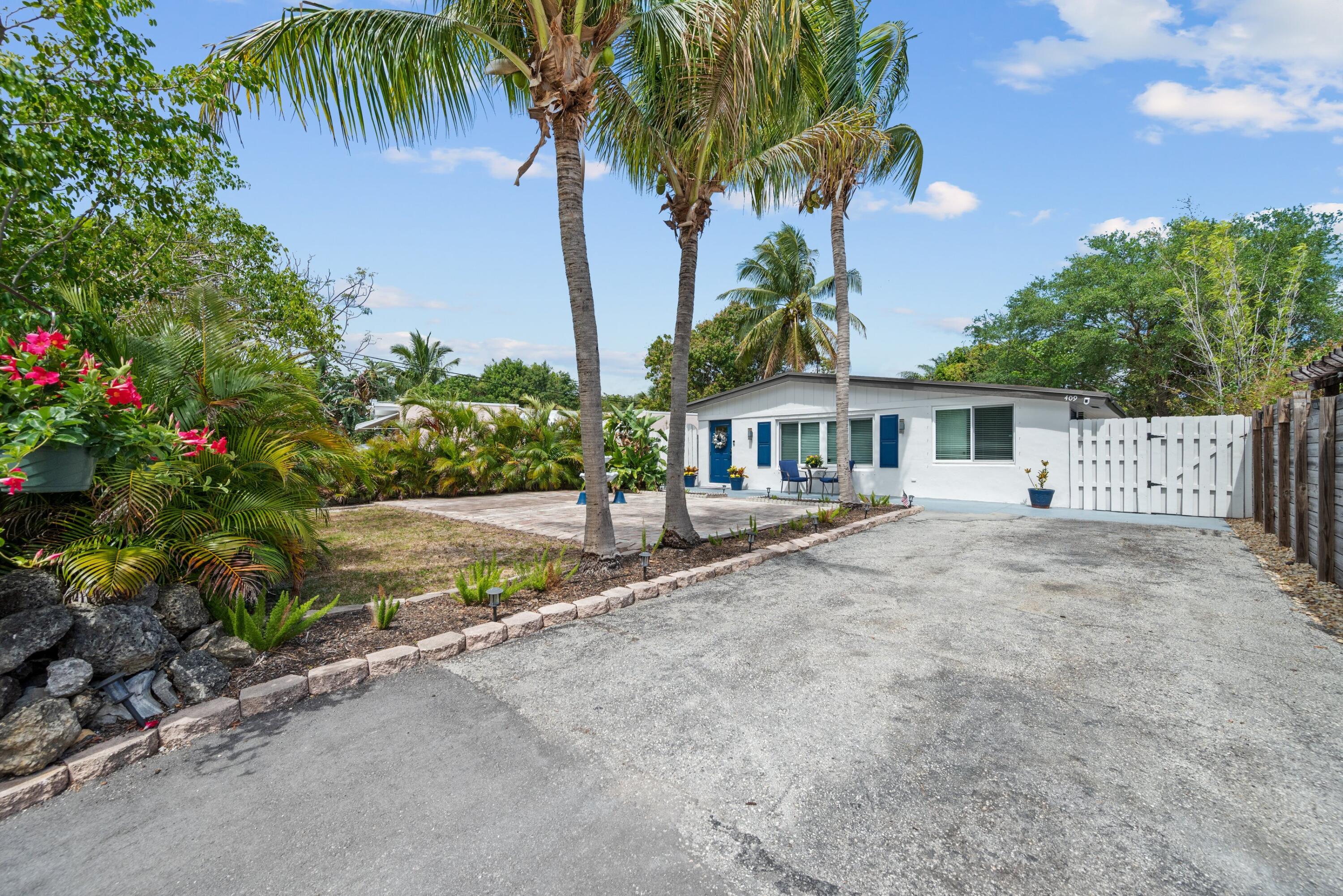 409 Manchester Street Boca Raton, FL 33487 - Photo 19 of 32 Driveway