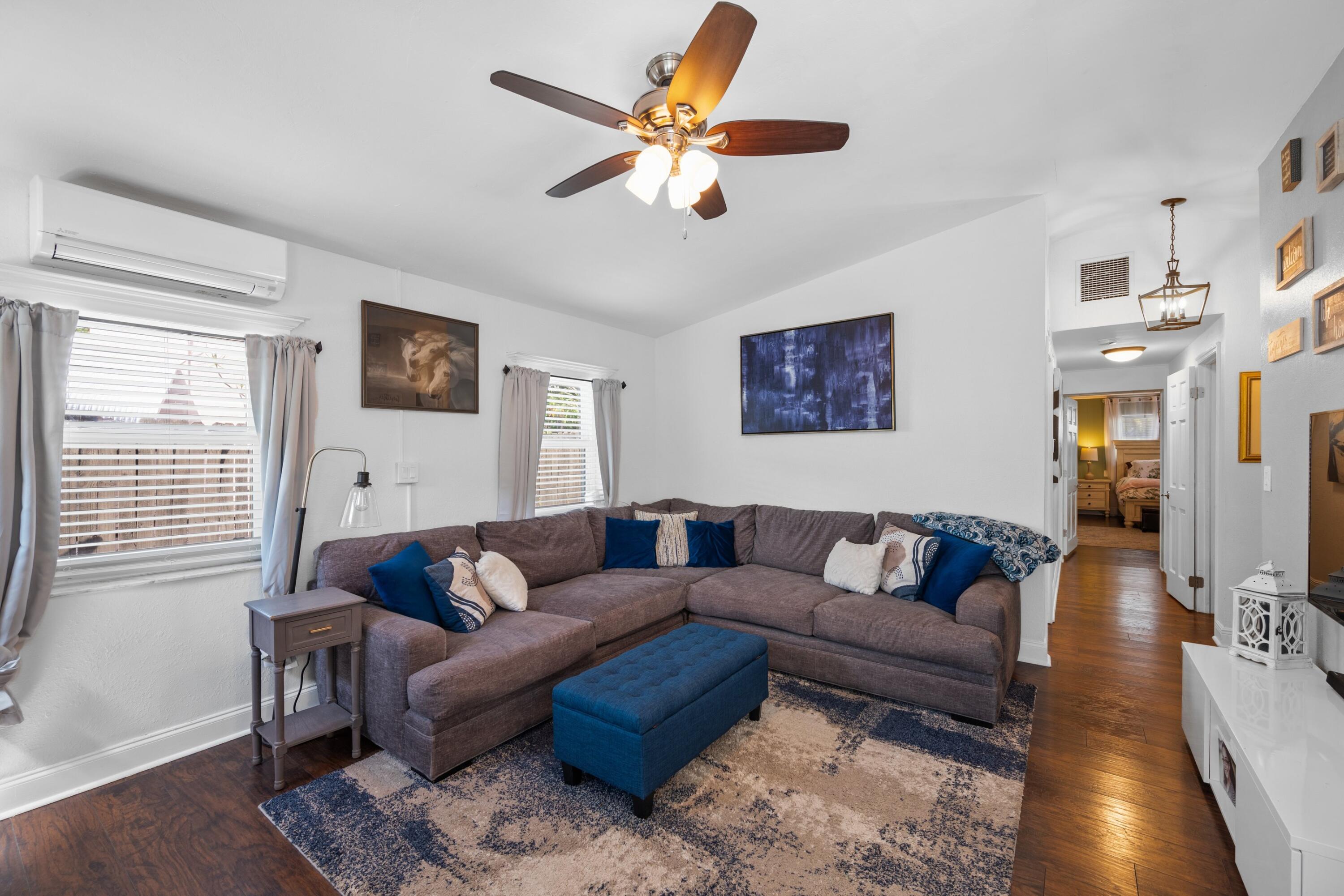 409 Manchester Street Boca Raton, FL 33487 - Photo 4 of 32 Living Room